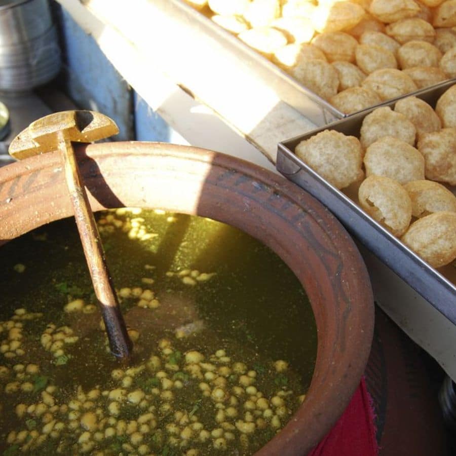 দেশপ্রিয় পার্কে ঠাকুর দেখতে গিয়েছেন বা প্রিয়ায় সিনেমা? তা হলে প্রিয়া লাগোয়া দেশপ্রিয় পার্কে সামনে যে ফুচকার স্টল রয়েছে, সেখানকার ফুচকা খেতে পারেন।   (এই প্রতিবেদনটি ‘আনন্দ উৎসব’ ফিচারের একটি অংশ।)