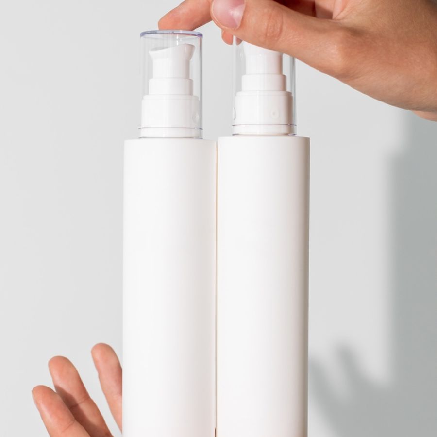 গ্লাস স্কিনের গোপন কথা: যা করবেন  ১.ডাবল ক্লেনজিং– প্রথমে অয়েল বেসড ক্লেনজার, তার পরে ওয়াটার বেসড ক্লেনজার দিয়ে মুখ পরিষ্কার করুন।