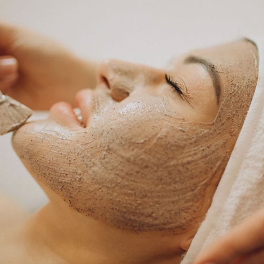 ২.এক্সফোলিয়েশন – সপ্তাহে ২ বার ত্বকের মরা কোষ দূর করতে হালকা স্ক্রাব বা কেমিক্যাল এক্সফোলিয়েটর ব্যবহার করুন।