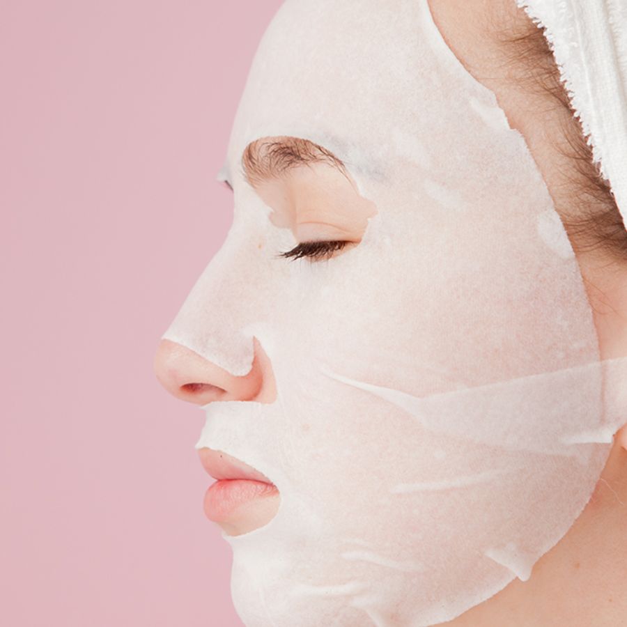 ৬. শিট মাস্ক – সপ্তাহে অন্তত ২-৩ বার ব্যবহার করুন, ত্বকে তাৎক্ষণিক জেল্লা আনবে।