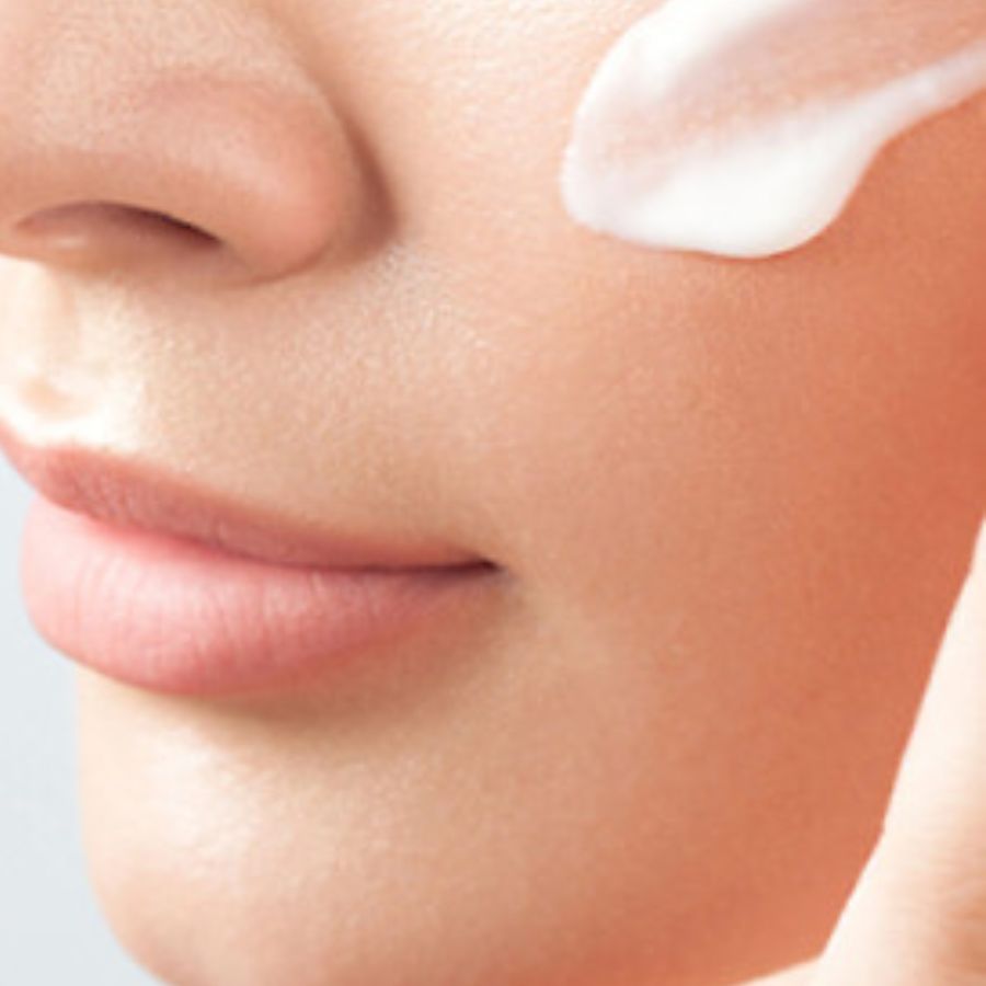 ৭. ময়শ্চারাইজার – সব সময়ে নিজের ত্বকের ধরন অনুযায়ী ময়শ্চারাইজার লাগান।