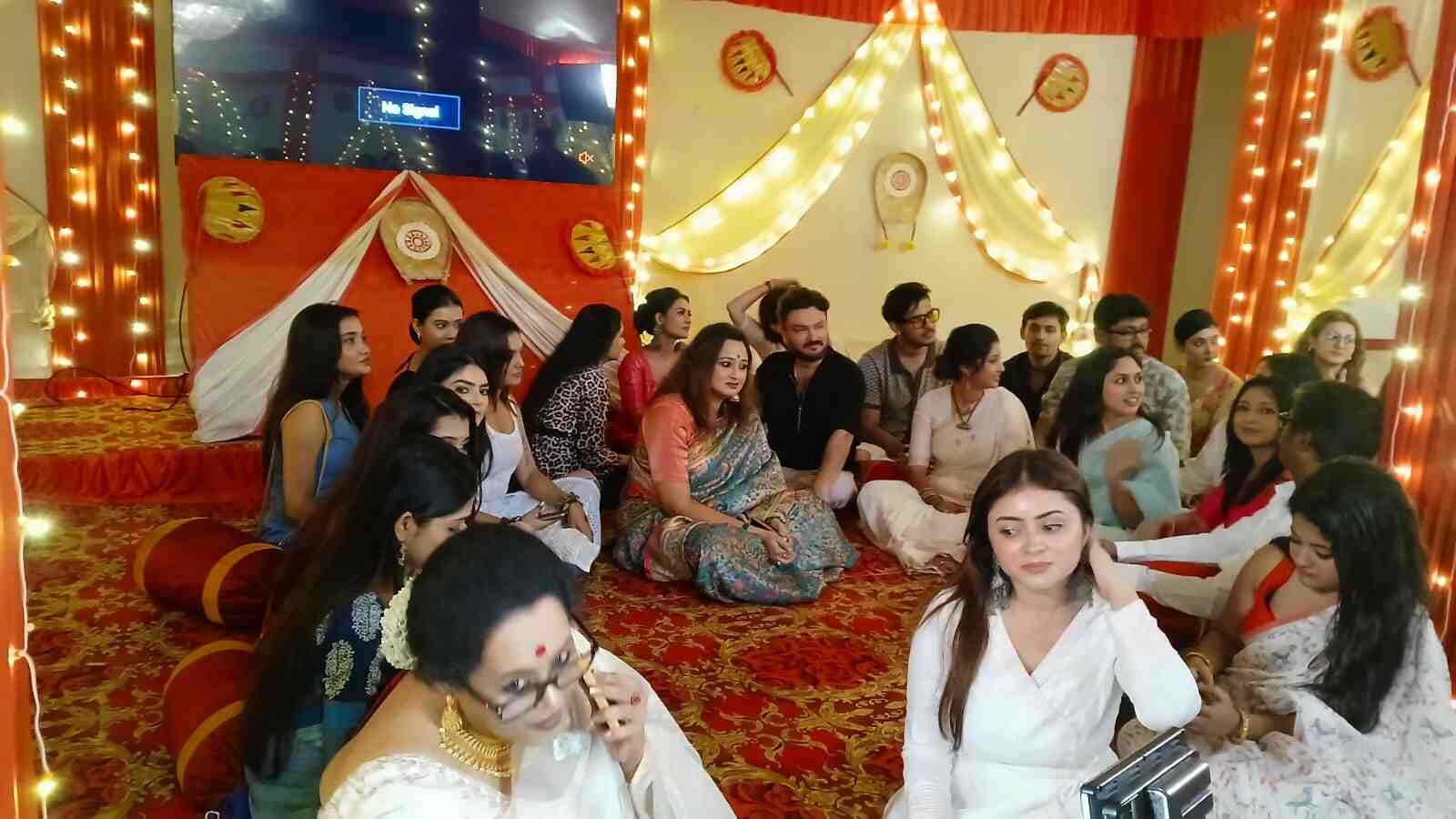 আসরের মধ্যমণি যখন লীনা।