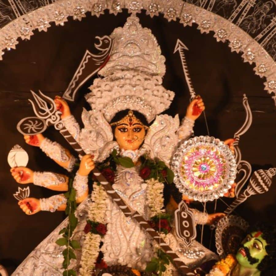 দেবী দুর্গাকে নিবেদন করা হত বলেই দুর্গা মণ্ডা নামের সৃষ্টি। বারোয়ারি পুজোর বর্ণনায় হুতোম লিখেছেন, ‘মূল নৈবিদ্যির আগা তোলা মোণ্ডাটি ওজনে দেড় মন।’ বোঝাই যায়, এই আগা তোলা বা দুর্গা মণ্ডাটি হত পেল্লায় সাইজের।