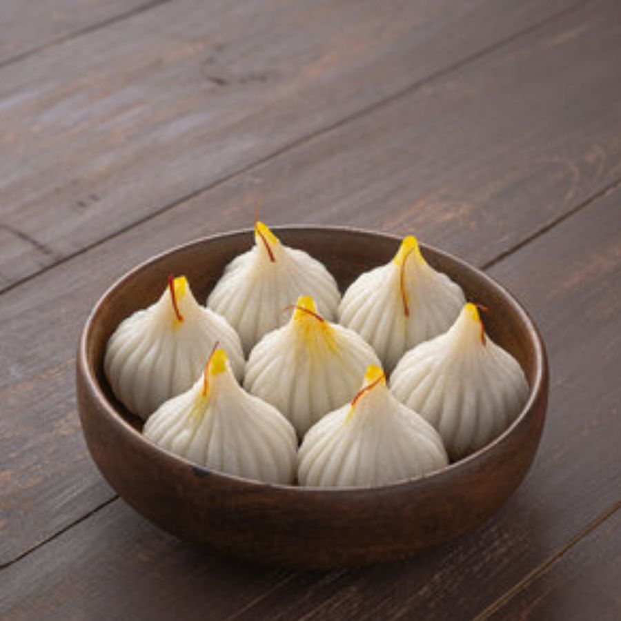 এর উপরের অংশ চূড়ার মতো করা হত। তাই নাম আগা তোলা মণ্ডা। নৈবেদ্যের থালায় চালের পাহাড়ের উপরে আগমণ্ডা বসানো হত।