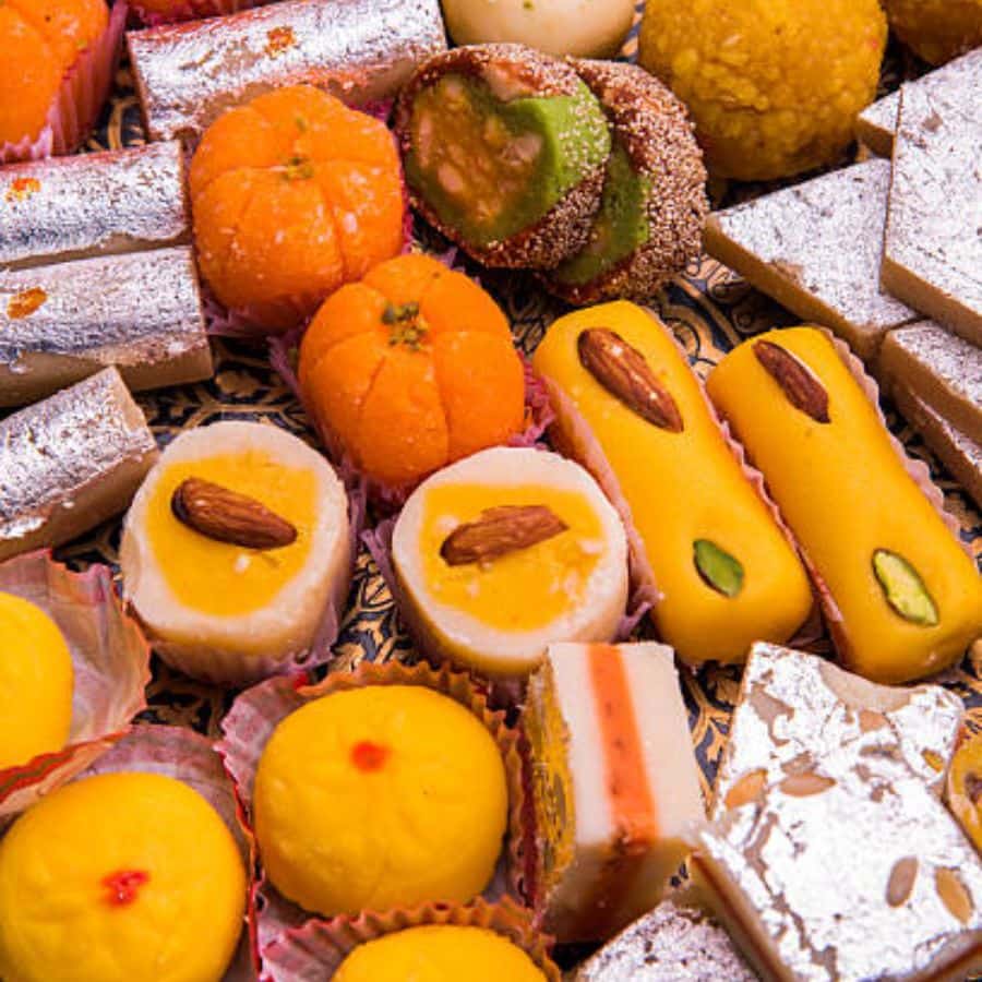 হুতোম অর্থাৎ কালী সিংহী লিখে গিয়েছেন, ‘পঞ্চমী থেকেই ময়রারা ‘দুর্গোমোণ্ডা’ ও আগাতোলা সন্দেশের ওজন দিতেন।’