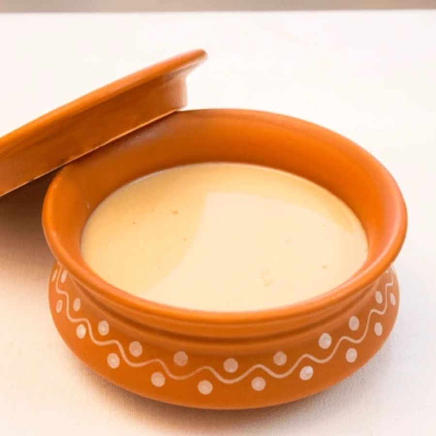 জলপাইগুড়ির কামারপাড়ার নিয়োগী বাড়ির দুশো বছরেরও বেশি প্রাচীন পুজোয় ‘দুর্গা দই’-এর চল রয়েছে।