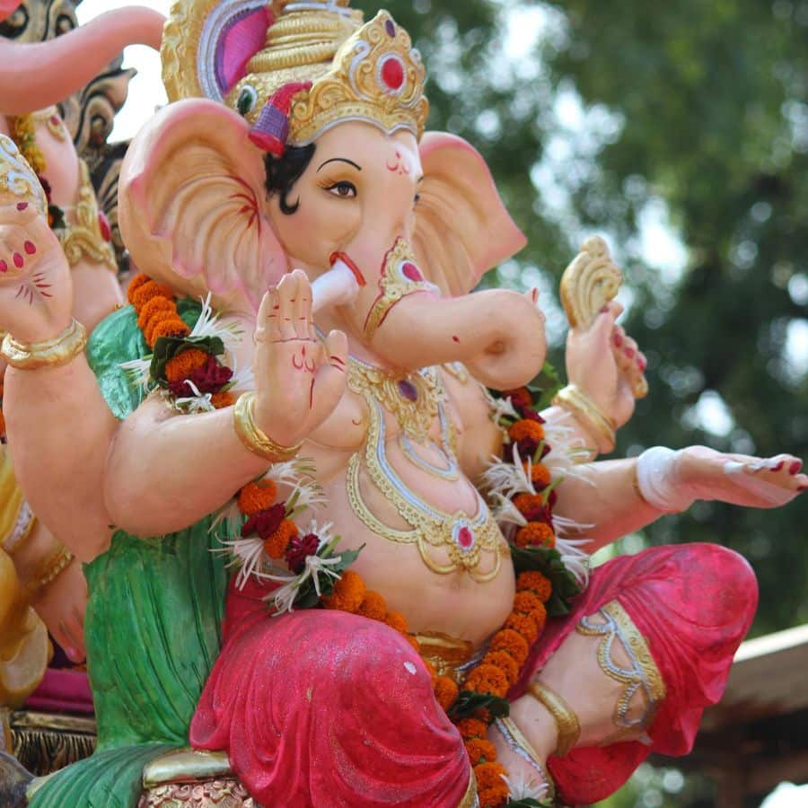 ২। এখনও অবশ্য পুরো ভোলই বদলেছে বাঙালির। এখন বারো মাসের তেরো পার্বণের সঙ্গে যুক্ত হয়েছে আরও একটি পার্বণ। আর তা হল গণপতির আরাধনা।  