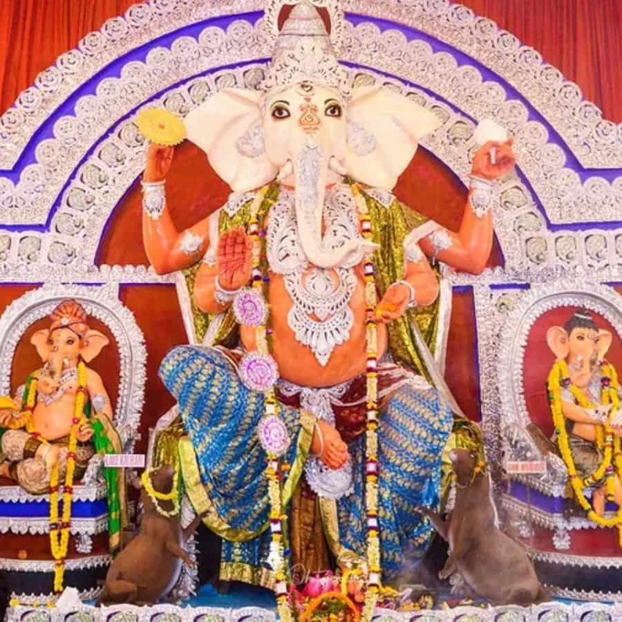 8। সন্তোষ মিত্র স্কোয়ার- ঐতিহ্য, শিল্প এবং সৃজনশীলতার মেলবন্ধন যদি কিছু হয়, তা নিঃসন্দেহে সন্তোষ মিত্র স্কোয়ারের গণেশ পুজোর সঙ্গে তুলনা করা যায়।  অসাধারণ মণ্ডপসজ্জা এবং অভিনব থিম পুজোর জন্যেই বিখ্যাত সন্তোষ মিত্র স্কোয়ারের গণেশ পুজো। 