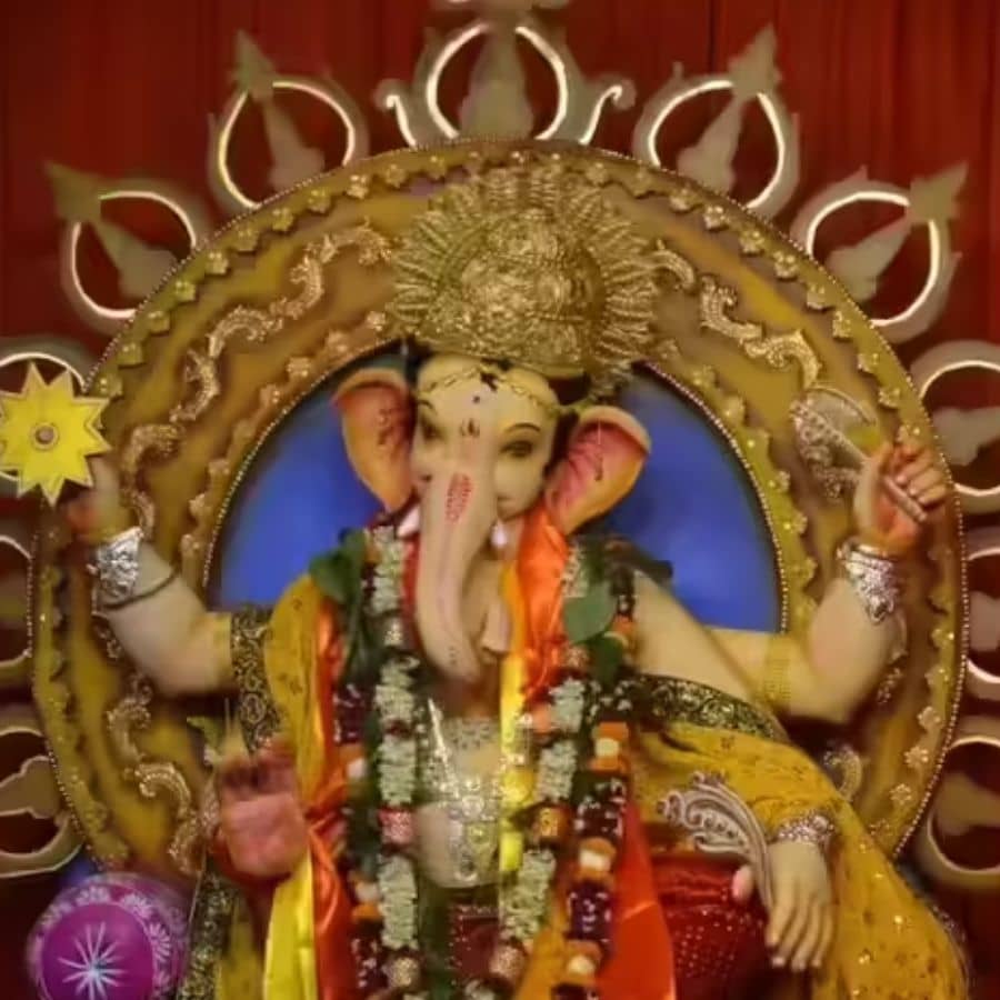 ৭। ভবানীপুরের গণপতি উৎসব- কলকাতায় বসেই মুম্বইয়ের গণপতি উৎসবের স্বাদ নিতে চান? ভবানীপুরের গণেশ পুজোয় এলে ঠিক এমনই আমেজ পাবেন। মূলত মুম্বইয়ের প্রবাসীরাই এই পুজোর সূচনা করেছিলেন। এমনকি এখানকার গণেশ প্রতিমাও প্রচীন মহারাষ্ট্রীয় শৈলী দ্বারা অনুপ্রাণিত। 