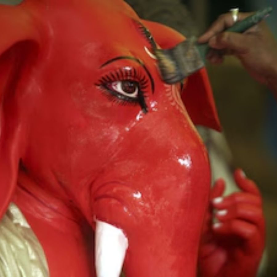 ৬। রঙিন অলঙ্কার এবং ঐতিহ্যবাহী শৈল্পিক তুলির টানে যেন জীবন্ত হয়ে ওঠে বাপ্পার রূপ।