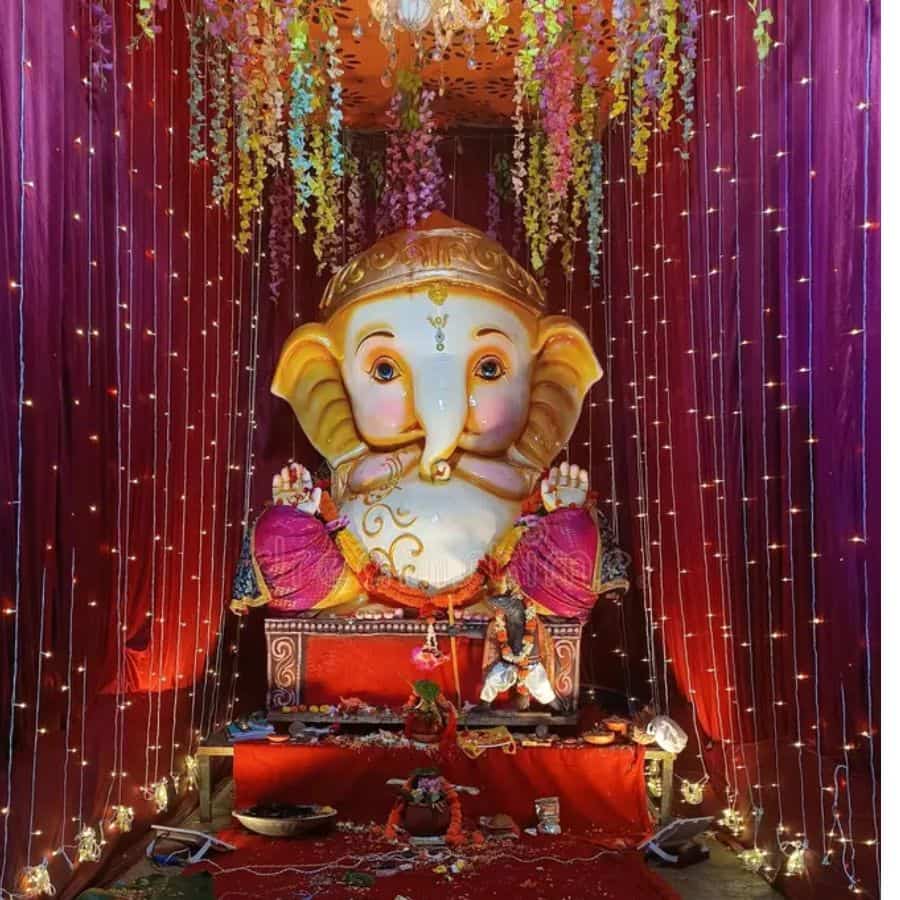 ১১। দক্ষিণ কলকাতা প্রত্যয়- ল্যান্সডাউন মার্কেটে অবস্থিত প্রত্যয় গণেশ পুজো দক্ষিণ কলকাতার অন্যতম সেরা পুজোগুলির মধ্যে একটি। এর বিশালাকার প্রতিমা, চোখ ধাঁধানো সাজসজ্জা দর্শনার্থীদের মূল আকর্ষণের কারণ। 