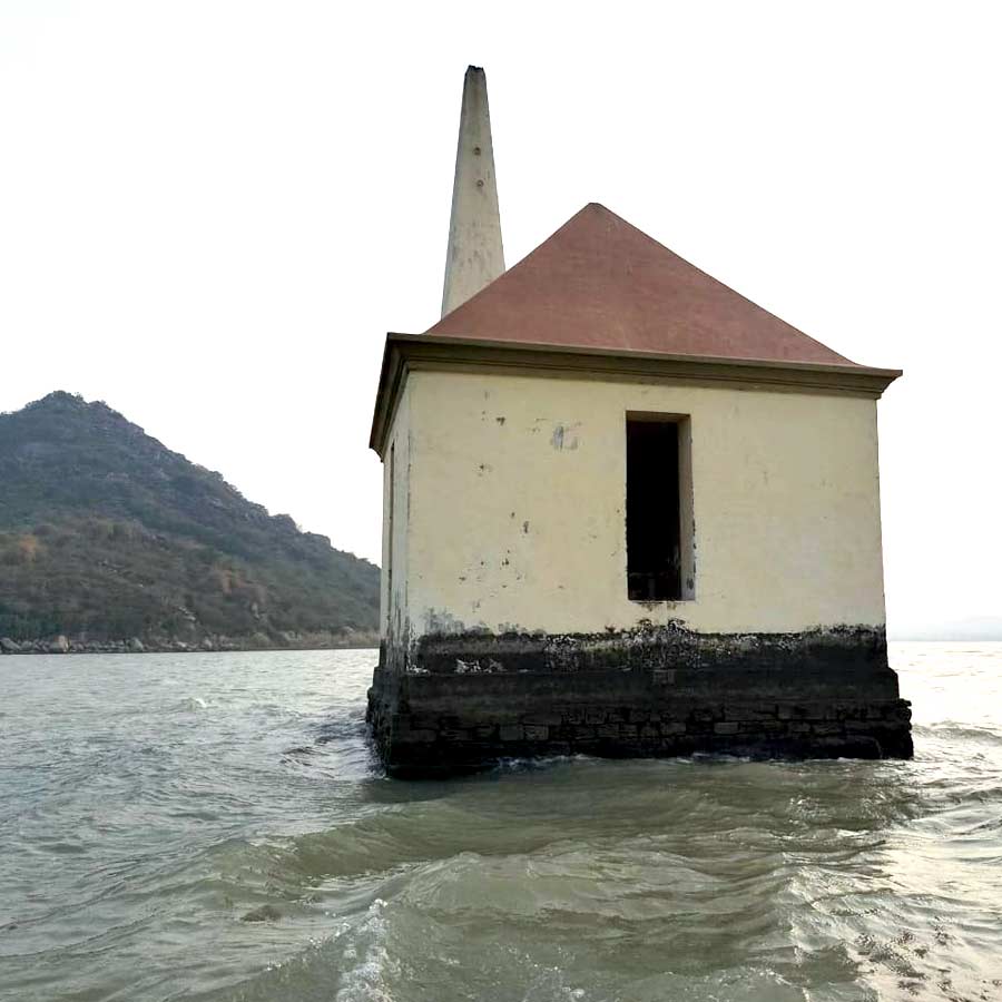 চিলিকার বুকে ভেসে পড়লে পৌঁছোনো যায় ব্রেকফাস্ট আইল্যান্ডে।