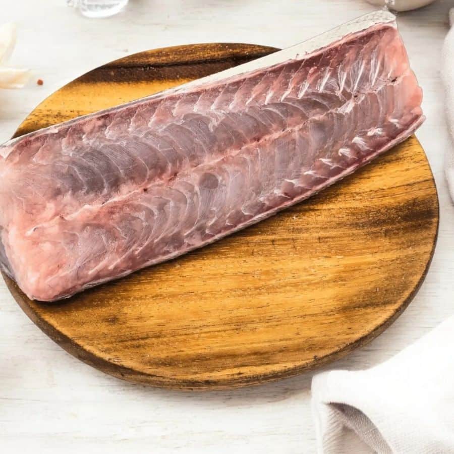 ৫। পিঠ থেকে খসখসে চামড়া ছাড়িয়ে চামচ দিয়ে আস্তে আস্তে কুরোনো হয় মাছ। কাঁটা ফেলে রাখা হয় শুধু নরম গাদা।