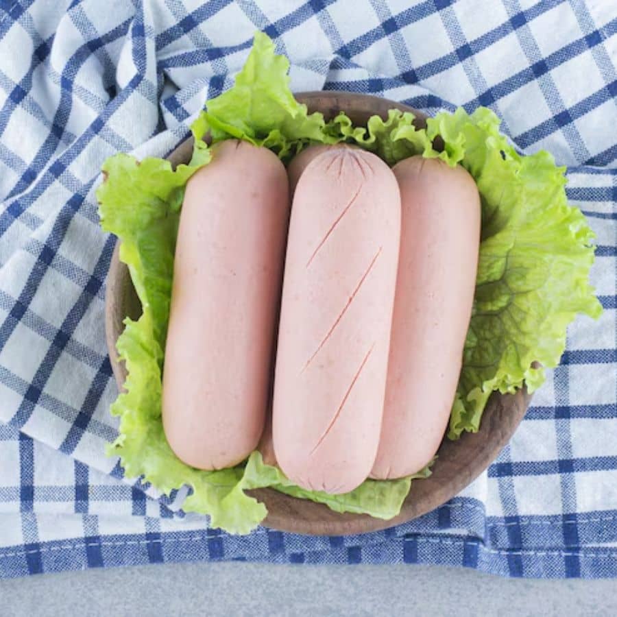 ৭। মুঠোর চাপে সেই মণ্ড থেকে সসেজের মতো আকার দেওয়া হয়। 