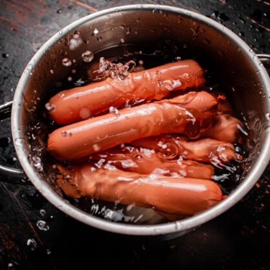 ৮। এর পরে সেই টুকরোগুলোকে গরম জলে ফুটিয়ে নেওয়া হয়। এই সেদ্ধ করার সময়েই মুইঠ্যা প্রথমে ডুবন্ত অবস্থায়, পরে সেদ্ধ হয়ে ভেসে ওঠে। 