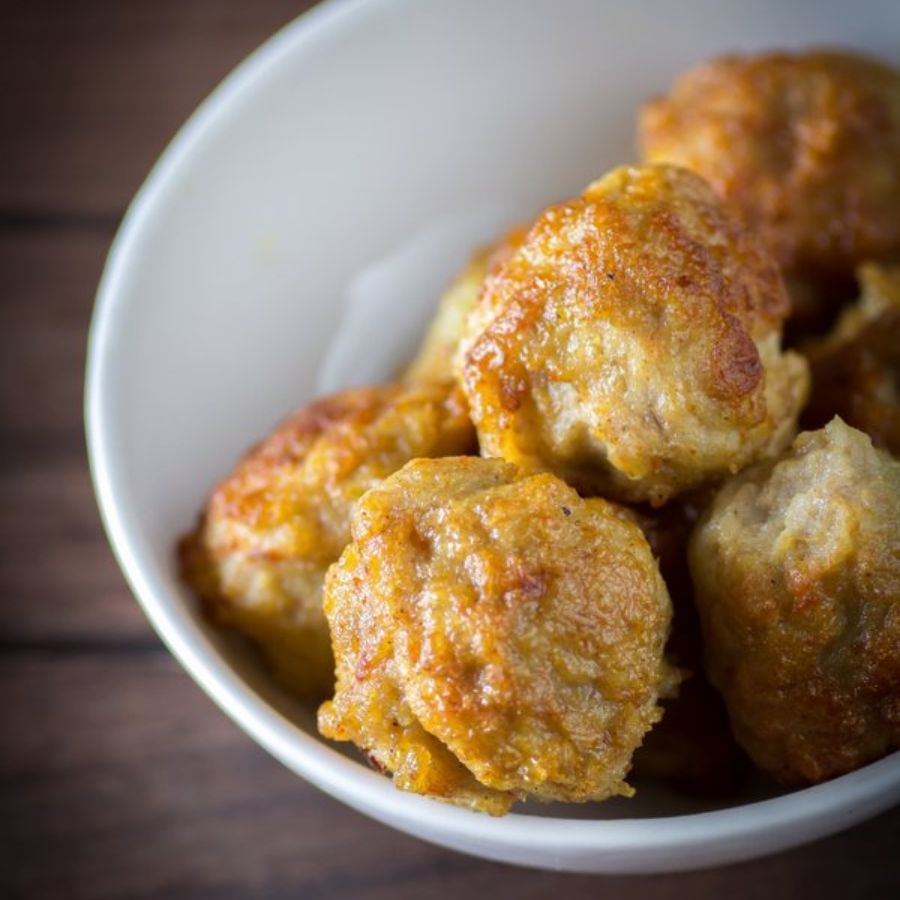 ৯। সেদ্ধ হওয়ার পরে মুইঠ্যার টুকরোগুলো একটু ঠান্ডা করে মোটা মোটা করে কাটা হয়, দেখতে অনেকটা মাছের পেটির মতো লাগে। ঠান্ডা হলে সেই মোটা টুকরো সরষের তেলে সোনালি করে ভাজা হয়। 