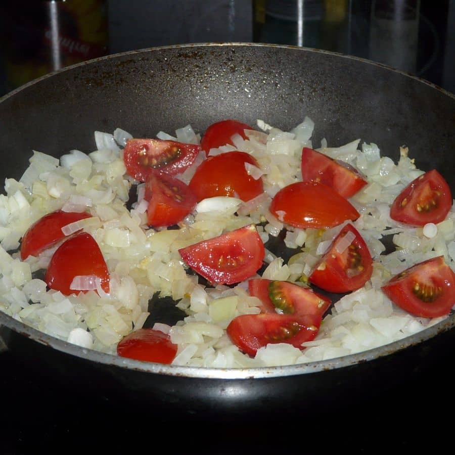 ১০। অন্য দিকে, গ্রেভি বানাতে লাগে ভাজা পেঁয়াজ, টোম্যাটো, আদা-রসুন, শুকনো লঙ্কা, তেজপাতা, দারচিনি-লবঙ্গের ফোড়ন। আলুর টুকরো দিয়েই ঘন করা হয় ঝোল।