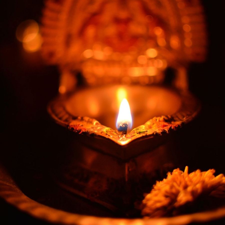  পুজোয় তাই চেনা বারান্দাকে সাজিয়ে তুলুন একেবারে অন্য ভাবে। মাটির প্রদীপ বা লণ্ঠন দিয়েই তৈরি করতে পারেন রূপকথার মতো মায়াবি পরিবেশ। 