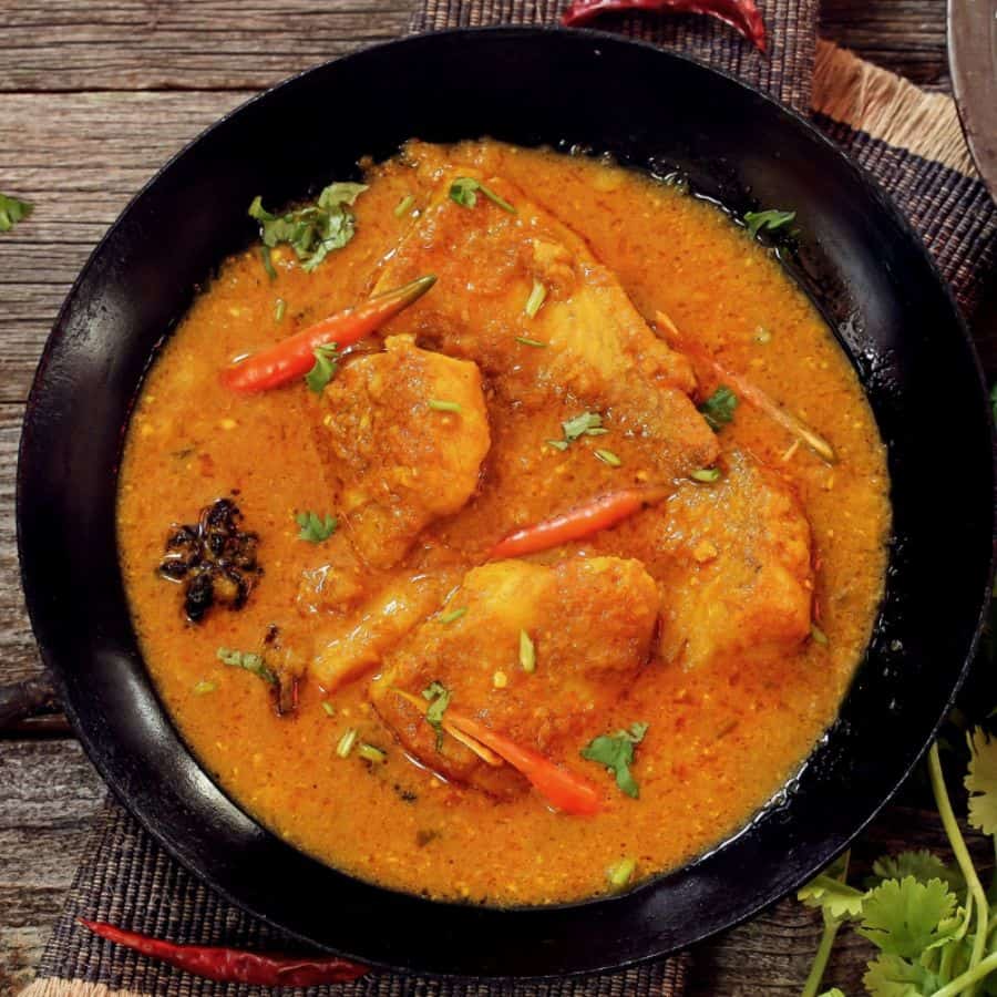 ১১। শেষে সেই ঝোলে ছাড়তে হয় ভাজা মুইঠ্যা। ফুটতে ফুটতে আলুর সঙ্গে মিশে যায় মাছের গন্ধ। উপরে সামান্য গরম মশলার ছিটে দিলেই জমে ওঠে আসল স্বাদ।