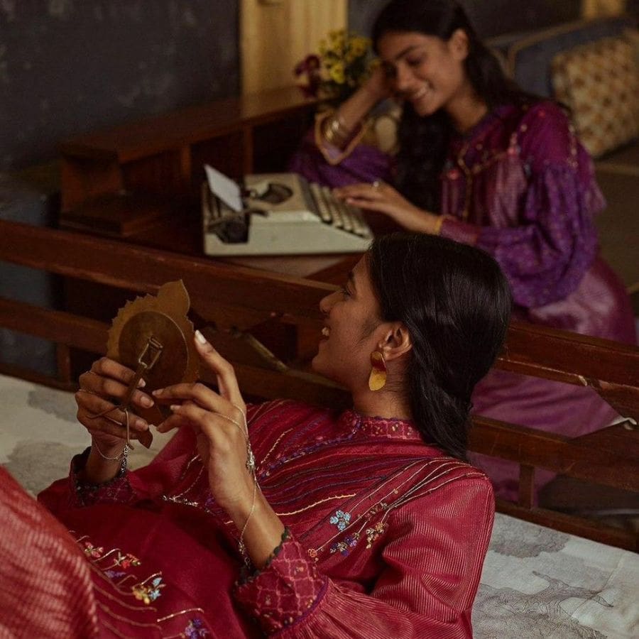 সেখানে বসে হাতে থাকে একখানা বই, কিংবা মোবাইল সরিয়ে রেখে আলগোছে আড্ডা জমুক পুরোনো বন্ধুর সঙ্গে। ঘরোয়া বারান্দাই হয়ে উঠুক এক টুকরো উৎসব।