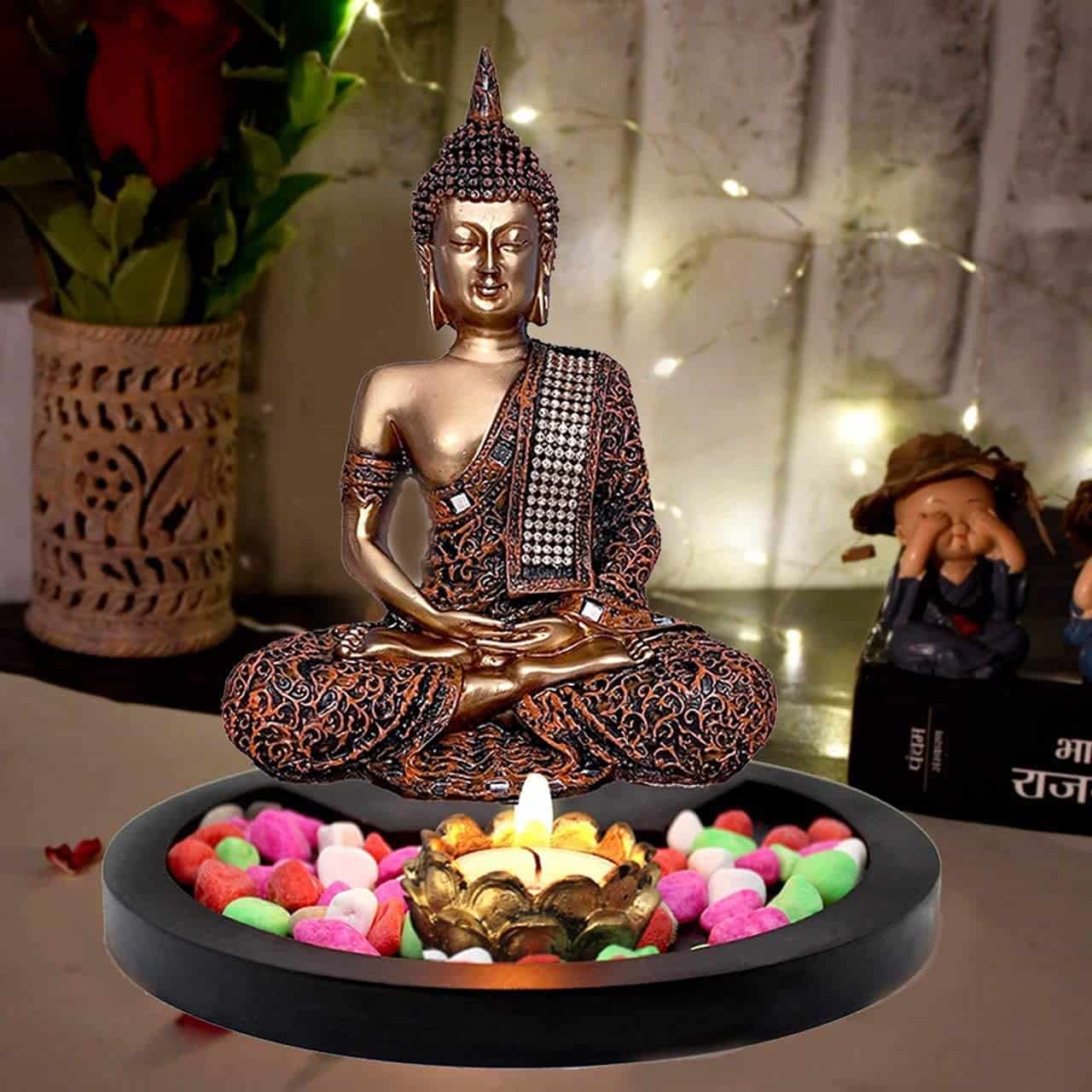  বুদ্ধের মূর্তি কোন ধাতু বা উপকরণ দিয়ে তৈরি, তা-ও গুরুত্বপূর্ণ। বিভিন্ন ধাতু, বিশেষত ব্রোঞ্জের মূর্তি খুব শুভ বলে বিবেচিত হয়। মাটির বা কাঠের মূর্তি রাখলেও তা সমান ভাবে শুভ। ( এই প্রতিবেদনটি ‘আনন্দ উৎসব’ ফিচারের একটি অংশ। )