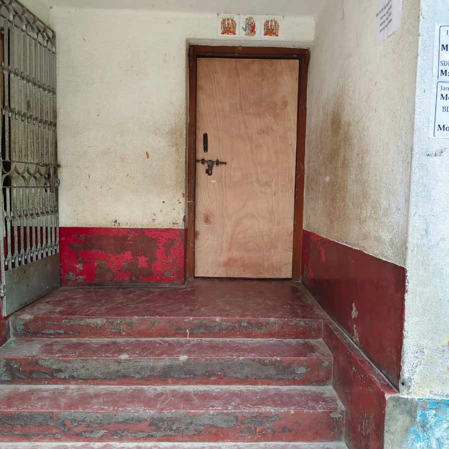 পরে প্রশাসনের মেরামত করে দেওয়া সদর দরজা।