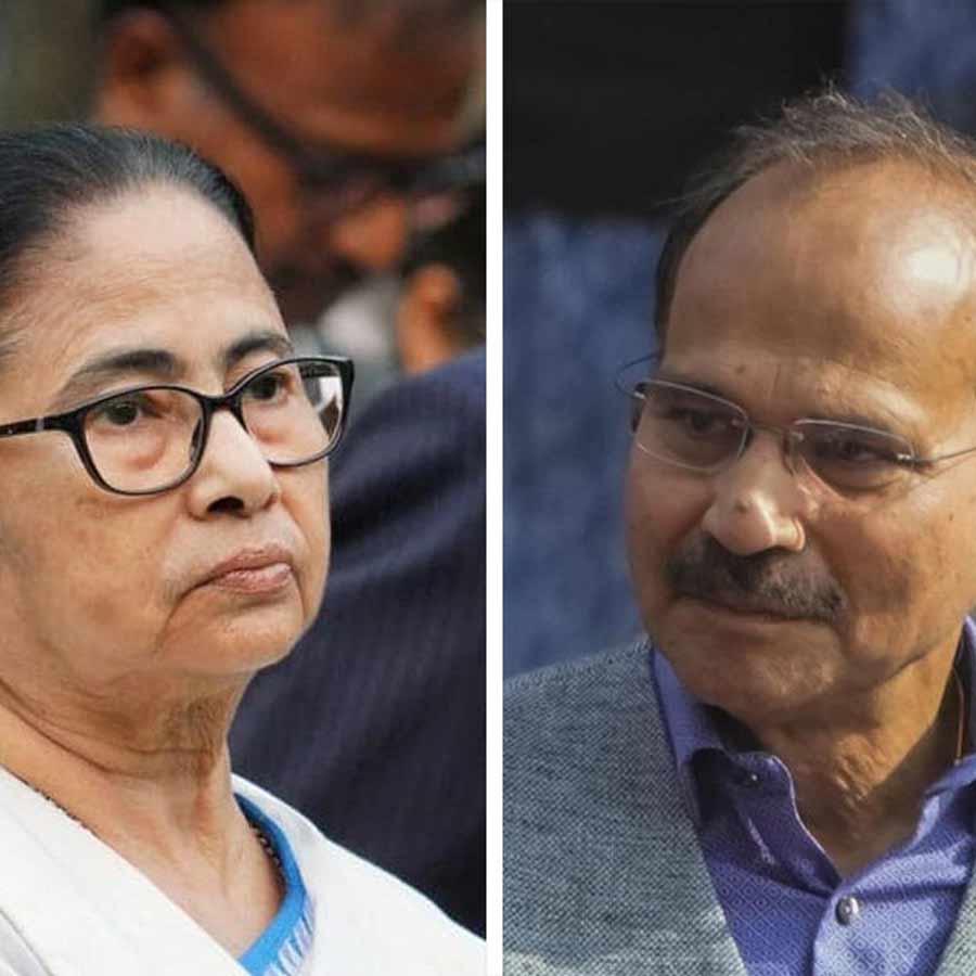 (বাঁ দিকে) মমতা বন্দ্যোপাধ্যায় এবং অধীর চৌধুরী (ডান দিকে)।