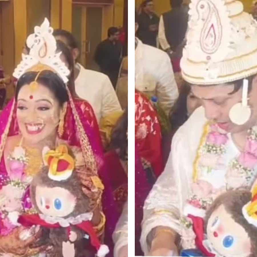 (বাঁ দিকে) মৌবনী এবং সৌম্য (ডান দিকে)।