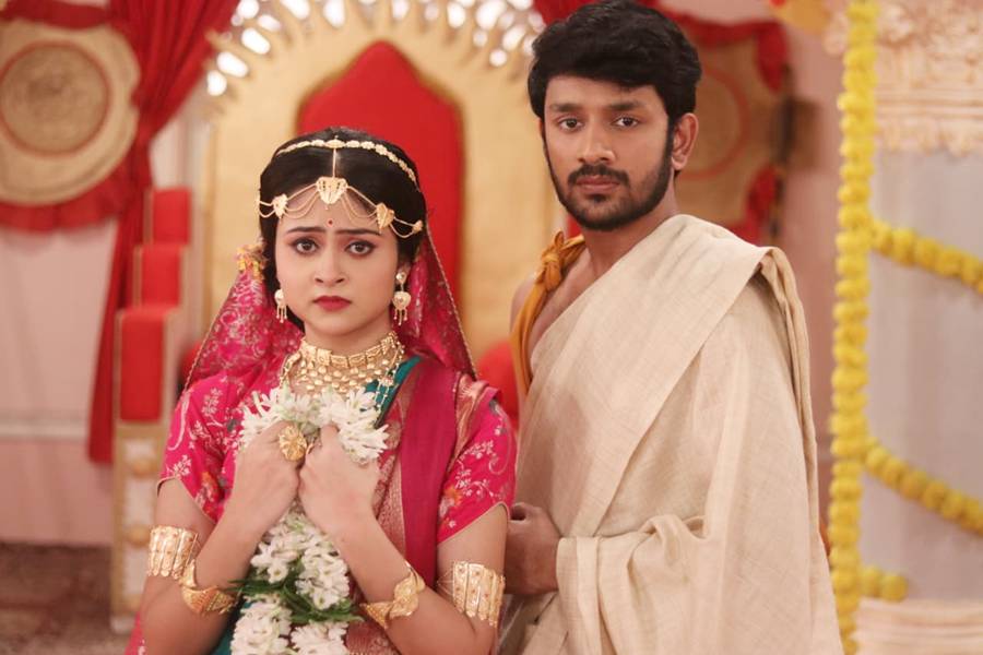 ‘খনার কাহিনি’ ধারাবাহিকে ‘খনা’ ইশিকা রাউতের সঙ্গে ‘মিহির’ সোহম বসু রায়চৌধুরী।