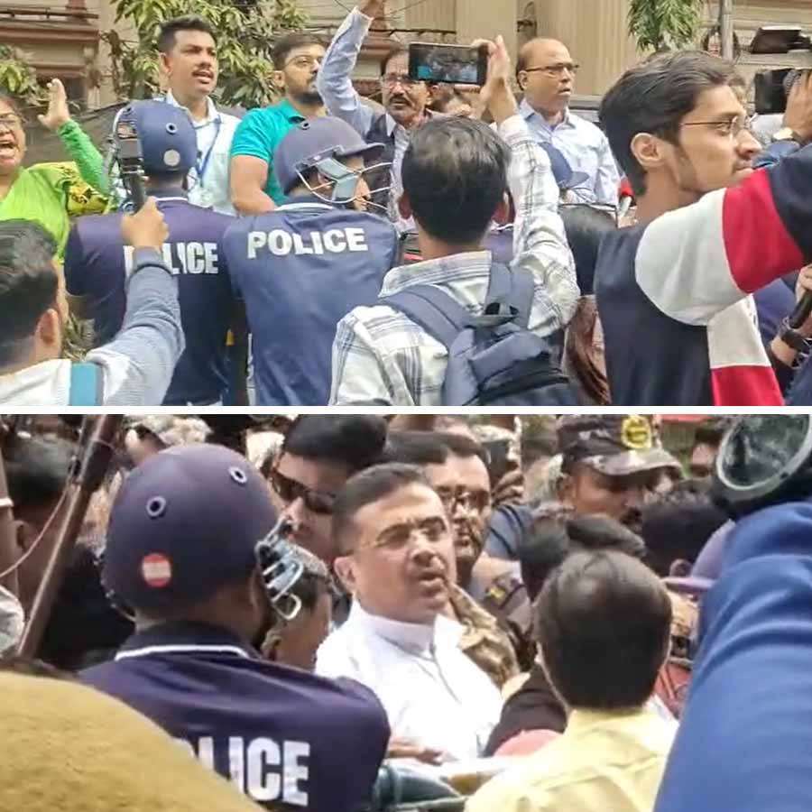 সোমবার দুপুরে সিইও দফতরের সামনে উত্তেজনা ছড়ায়।