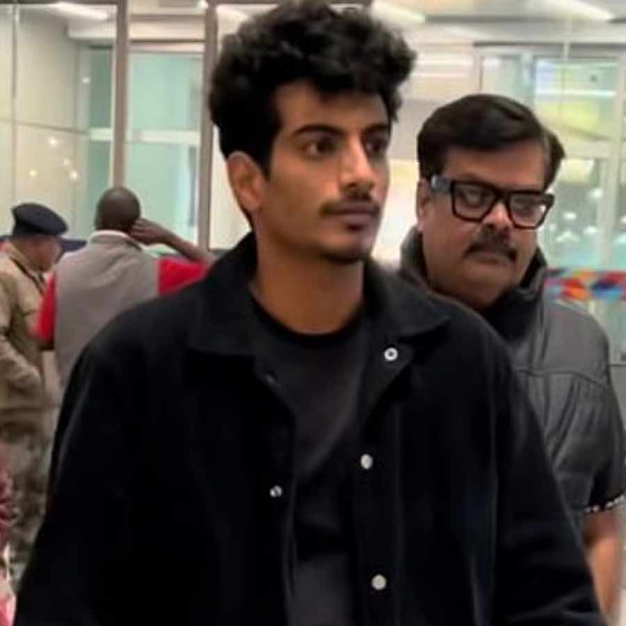 বিমানবন্দরে ক্যামেরাবন্দি পলাশ।