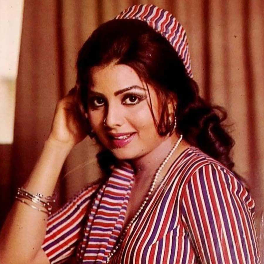 ভালবাসার মানুষের সঙ্গেই সংসার পাতার স্বপ্ন দেখেছিলেন বলি অভিনেত্রী। কিন্তু তাঁর স্বপ্নের নায়ক তখন অন্য অভিনেত্রীর প্রেমে হাবুডুবু খাচ্ছেন। তা না জেনেই বলি অভিনেতাকে বিয়ের প্রস্তাব দিয়ে ফেলেছিলেন নায়িকা। কিন্তু তাঁর ভালবাসা যে একতরফা! নায়িকার দেওয়া বিয়ের প্রস্তাব সেই অভিনেতা ফিরিয়ে দিলে মন ভেঙে গিয়েছিল তাঁর। অবসাদে ডুবে গিয়ে কেরিয়ারেরও ক্ষতি করে ফেলেছিলেন বলি অভিনেত্রী-সঙ্গীতশিল্পী সুলক্ষণা পণ্ডিত।