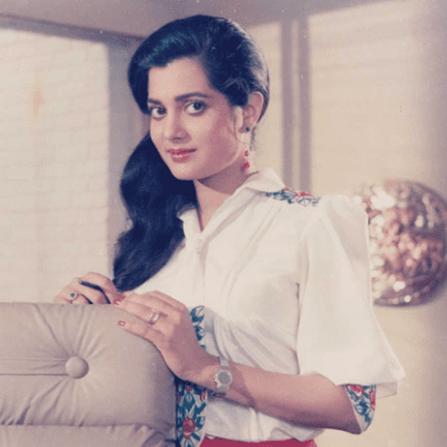 সত্তরের দশক থেকে আশির দশকের মধ্যে বলিপাড়ায় নিজের পরিচিতি গড়ে তুলেছিলেন সুলক্ষণা। শৈশব থেকেই সঙ্গীতের প্রতি আগ্রহ ছিল তাঁর। তাঁর পরিবারের অধিকাংশ সদস্য সঙ্গীতজগতের সঙ্গে যুক্ত। সুলক্ষণার ভাই বলিপাড়ার জনপ্রিয় সঙ্গীত নির্মাতা যতীন এবং ললিত। তাঁর বোন বলি অভিনেত্রী বিজয়েতা পণ্ডিত।