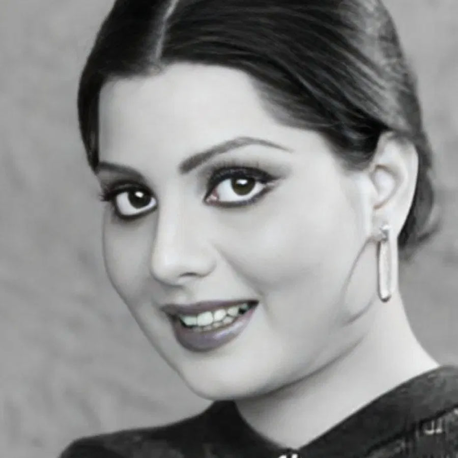 পরিবারের পদাঙ্ক অনুসরণ করে সঙ্গীত নিয়ে কেরিয়ার গড়ে তুলেছিলেন সুলক্ষণা। ন’বছর বয়স থেকে গান শুরু করেছিলেন তিনি। ১৯৬৭ সালে মুক্তিপ্রাপ্ত ‘তকদীর’ ছবিতে লতা মঙ্গেশকরের গাওয়া ‘সাত সমুন্দর পার সে’ গানে গলা মিলিয়েছিলেন সুলক্ষণা। কিশোর কুমার, হেমন্ত মুখোপাধ্যায়, মহম্মদ রফি এবং উদিত নারায়ণের সঙ্গেও গান গাওয়ার সুযোগ পেয়েছিলেন তিনি।