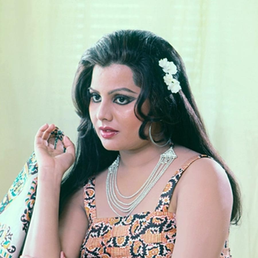 হিন্দি, বাংলা, মরাঠি, ওড়িয়া এবং গুজরাতি ভাষায় গান গেয়েছিলেন সুলক্ষণা। তবে গানের পাশাপাশি অভিনয়ের দিকেও ঝুঁকতে শুরু করেছিল তাঁর মন। ১৯৭৫ সালে মুক্তি পাওয়া ‘উলঝন’ ছবির মাধ্যমে বড়পর্দায় আত্মপ্রকাশ করেছিলেন সুলক্ষণা। কেরিয়ারের প্রথম ছবির সহ-অভিনেতারই প্রেমে প়ড়ে গিয়েছিলেন তিনি।