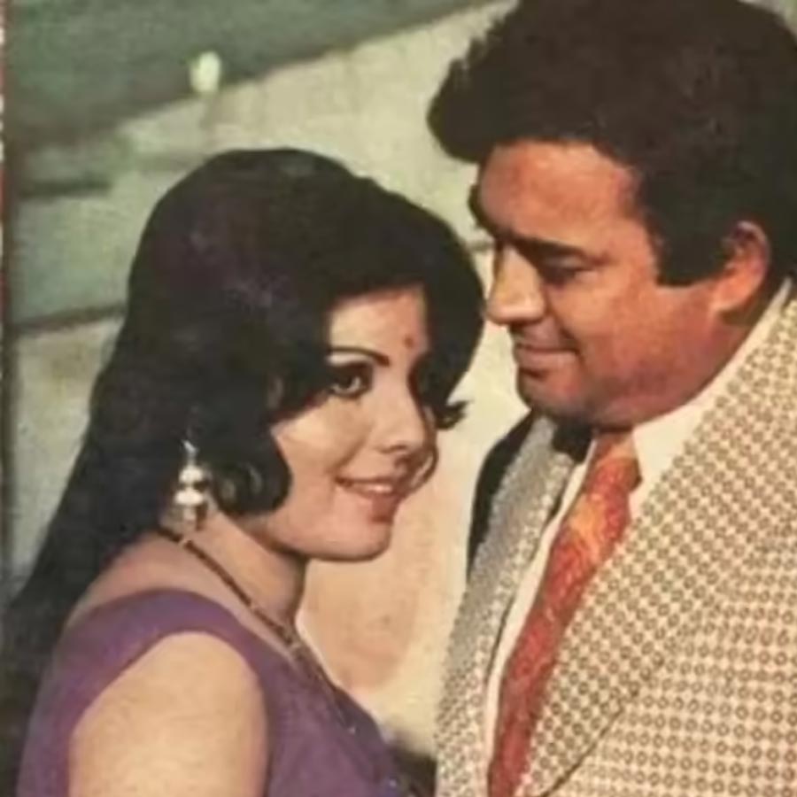 ‘উলঝন’ ছবিতে বলি অভিনেতা সঞ্জীব কুমারের সঙ্গে জুটি বেঁধে অভিনয় করেন সুলক্ষণা। তবে সেই সম্পর্ক পেশার মধ্যেই সীমাবদ্ধ ছিল না। তাঁদের মধ্যে বন্ধুত্ব গড়ে উঠেছিল। এমনকি, সুলক্ষণার পরিবারের সঙ্গেও মেলামেশা শুরু হয়েছিল সঞ্জীবের। নায়কের সঙ্গে ঘনিষ্ঠ হওয়ার ফলে তাঁর প্রেমে পড়ে গিয়েছিলেন সুলক্ষণা।