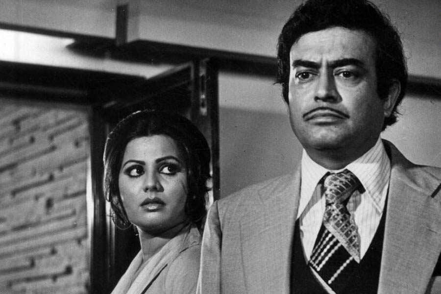 বলিপাড়ার জনশ্রুতি, সঞ্জীবকে বিয়ের প্রস্তাব দিয়েছিলেন সুলক্ষণা। কিন্তু নায়িকার প্রস্তাব ফিরিয়ে দিয়েছিলেন অভিনেতা। তিনি যে অন্য নায়িকাকে ভালবাসেন তা জানতে পেরেছিলেন সুলক্ষণা। সঞ্জীবের প্রতি সুলক্ষণার ভালবাসা ছিল একতরফা। অন্য দিকে, সঞ্জীবও নাকি একতরফা ভালবাসার জন্যই সুলক্ষণার বিয়ের প্রস্তাব প্রত্যাখ্যান করেছিলেন।