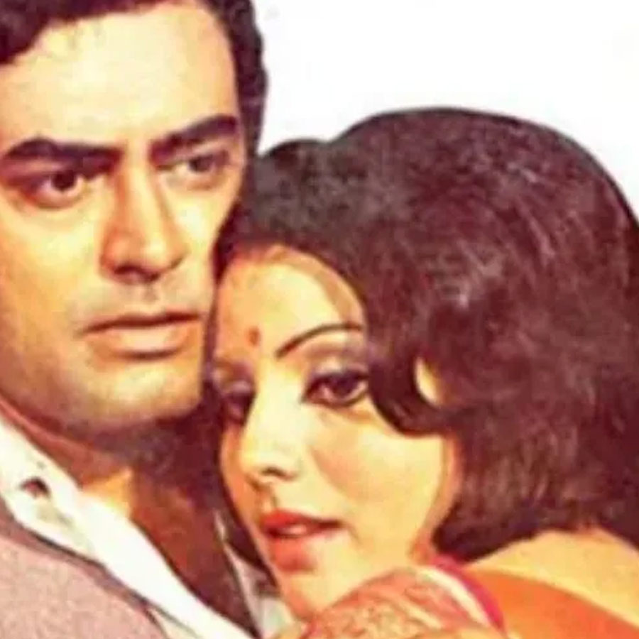 বিজয়েতার দাবি, সুলক্ষণা খুব সাদাসিধে স্বভাবের ছিলেন। সঞ্জীবকে ছাড়া অন্য কোনও পুরুষের দিকে তাকাতেনও না। সঞ্জীবকে নিয়েই সারা দিন মেতে থাকতেন। সরল মনে সঞ্জীবকে বিয়ের প্রস্তাব দিয়ে ফেলেছিলেন নায়িকা। কিন্তু নায়িকার প্রশ্নের নাকি সোজাসুজি কোনও উত্তর দিতেন না সঞ্জীব।