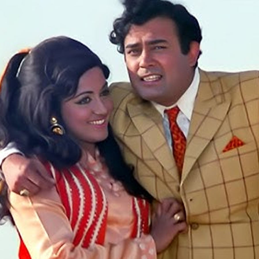 ১৯৭২ সালে ‘সীতা অউর গীতা’ ছবির সেটে বলি অভিনেত্রী হেমা মালিনীর সঙ্গে আলাপ হয়েছিল সঞ্জীবের। কানাঘুষো শোনা যায়, হেমার প্রেমে পড়ে গিয়েছিলেন নায়ক। হেমাকে বিয়ের প্রস্তাবও দিয়ে ফেলেছিলেন তিনি।