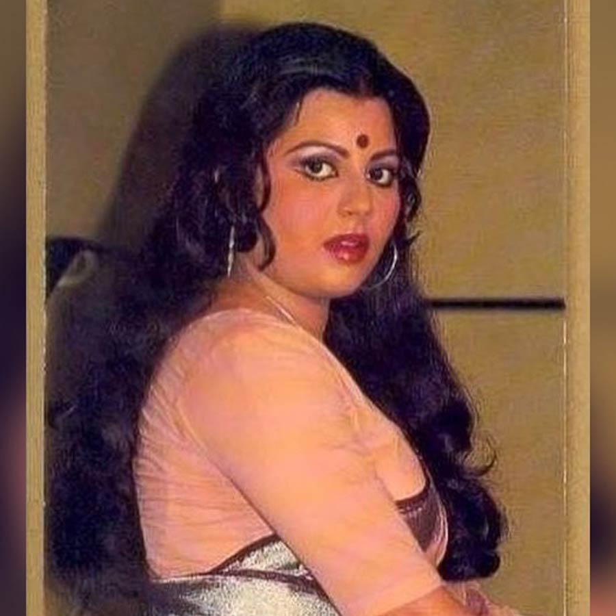 সঞ্জীবের সঙ্গে সংসার গড়তে পারবেন না বলে সুলক্ষণাও বিয়ে না করার সিদ্ধান্ত নিয়েছিলেন। কিন্তু তাঁর মানসিক অবস্থার প্রভাব পড়েছিল নায়িকার কেরিয়ারে। ধীরে ধীরে সুলক্ষণার কাছে অভিনয়ের প্রস্তাব আসা কমতে থাকে। কাজ না পেয়ে মন আরও ভেঙে গিয়েছিল অভিনেত্রীর। ‘দো ওয়াক্ত কি রোটি’ ছবিতে শেষ অভিনয় করতে দেখা গিয়েছিল সুলক্ষণাকে। সেই ছবিতেও সুলক্ষণার সহ-অভিনেতা ছিলেন সঞ্জীব।