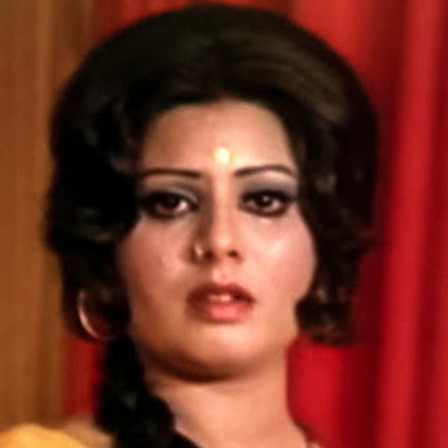 ১৯৮৫ সালের ৬ নভেম্বর হৃদ্‌রোগে আক্রান্ত হয়ে মৃত্যু হয়েছিল সঞ্জীবের। মৃত্যুর সময় তাঁর বয়স ছিল মাত্র ৪৭ বছর। বিজয়েতা জানিয়েছিলেন, সঞ্জীবের প্রয়াণের পর মানসিক অবসাদগ্রস্ত হয়ে পড়েছিলেন সুলক্ষণা।