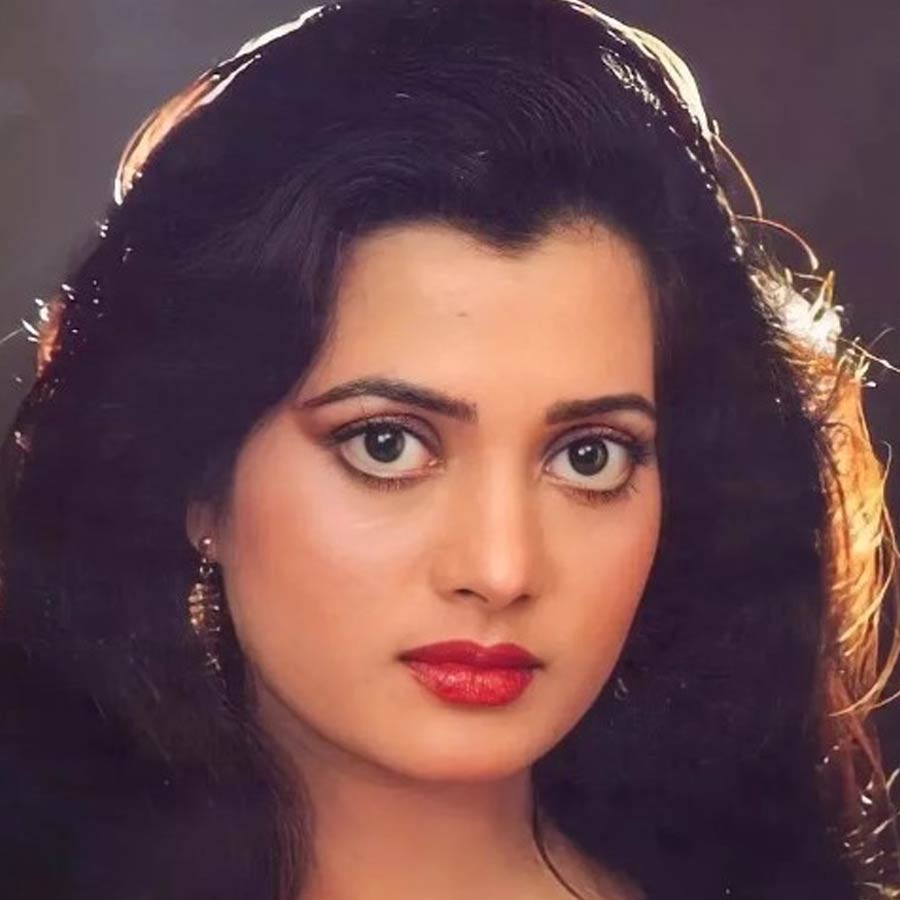 ২০০৬ সালে বিজয়েতা তাঁর বাড়িতে নিয়ে গিয়েছিলেন সুলক্ষণাকে। বিজয়েতার দাবি, নিজেকে ঘরবন্দি করে রাখতেন সুলক্ষণা। কারও সঙ্গে কথা বলতে চাইতেন না তিনি। এর পর এক দিন বাথরুমে পা পিছলে পড়ে গিয়ে মারাত্মক চোট পেয়েছিলেন নায়িকা। চার বার অস্ত্রোপচারও করানো হয়েছিল তাঁর। টানা ১৫ বছর শয্যাশায়ী ছিলেন তিনি।