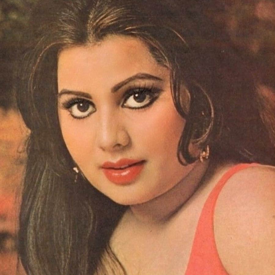 ভালবাসার মানুষকে জীবনসঙ্গী করতে না পারায় সারা জীবন অবিবাহিতা রয়ে গিয়েছিলেন সুলক্ষণা। চলতি বছরের নভেম্বর মাসে মারা যান তিনি। বেশ কিছু দিন ধরে শ্বাসকষ্টের সমস্যায় ভুগছিলেন সুলক্ষণা।