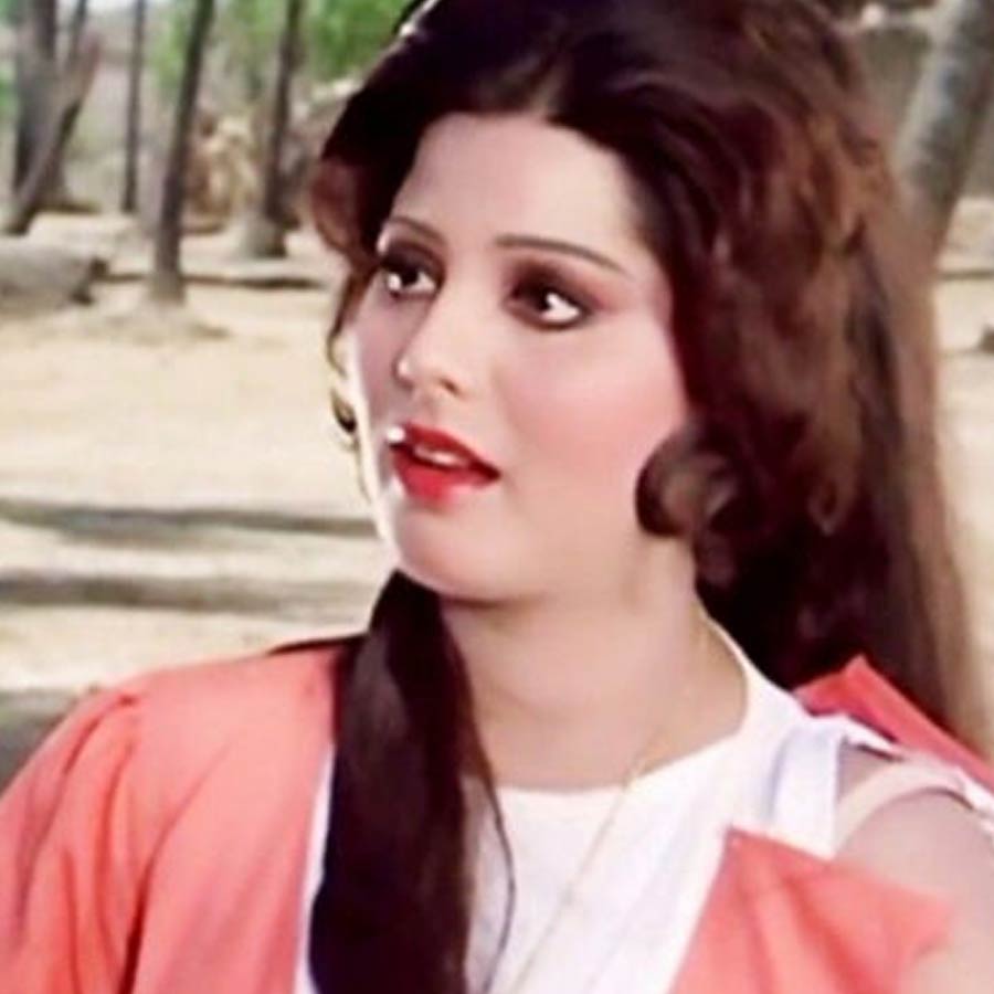 বলিপাড়া সূত্রে খবর, মুম্বইয়ের হাসপাতালে ভর্তি করানো হয়েছিল সুলক্ষণাকে। হৃদ্‌রোগে আক্রান্ত হয়ে মারা যান তিনি। মৃত্যুর সময় তাঁর বয়স ছিল ৭১ বছর।