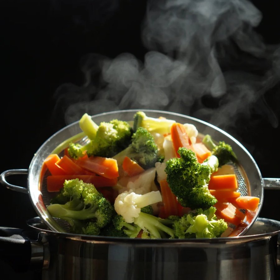 গরম জলে সব্জি ধোয়া।