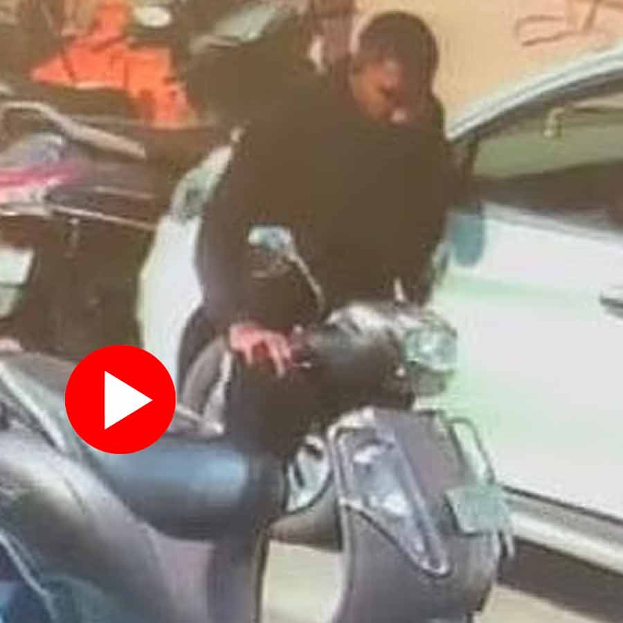 Video shows man from Indore dies heart attack while going for repairing scooter