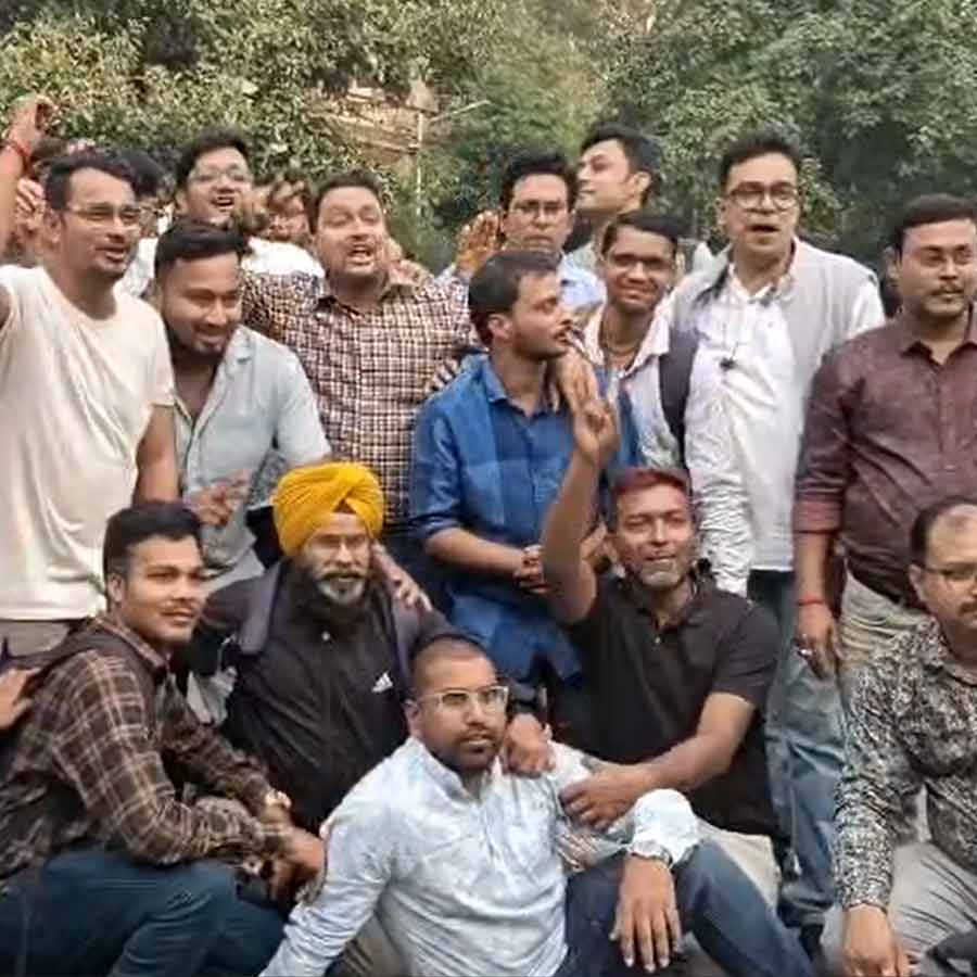 কলকাতা হাই কোর্টের বাইরে উচ্ছ্বসিত শিক্ষকেরা। নিজস্ব চিত্র।