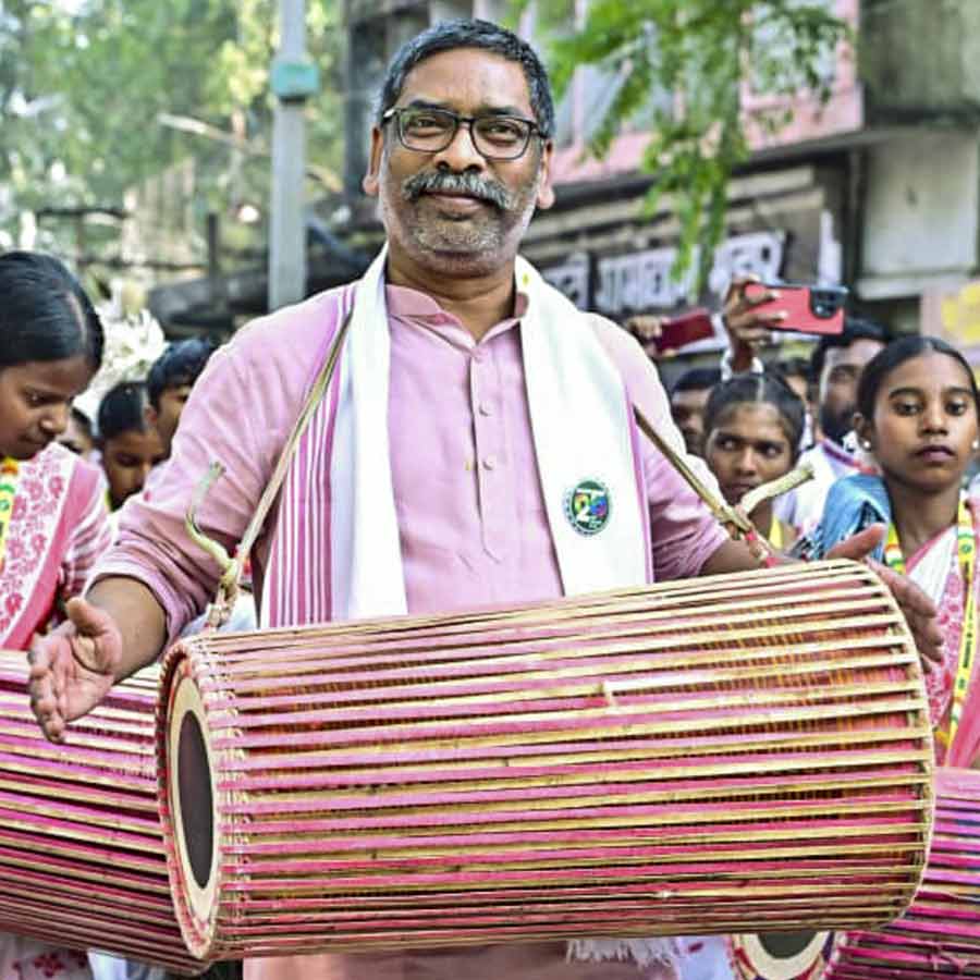 Will Hemant Soren change the alliance, Jharkhand governor met with Amit Shah amid speculation