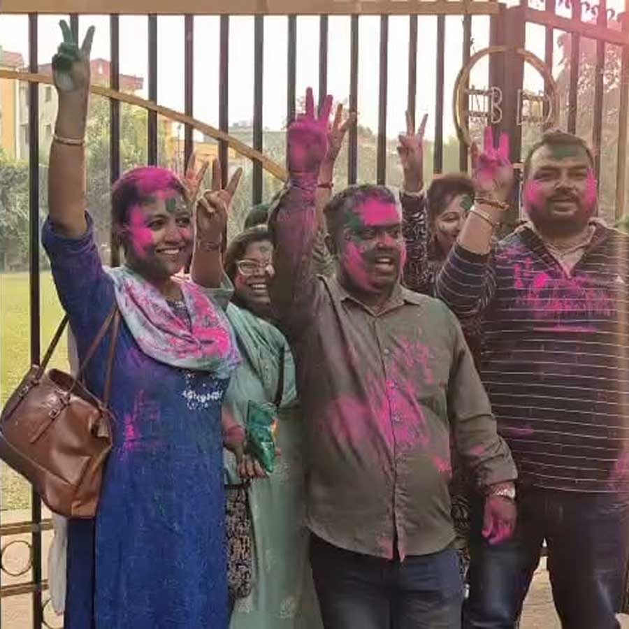 হাই কোর্টের রায়ের পর প্রাথমিক শিক্ষকদের উচ্ছ্বাস। বুধবার দার্জিলিঙে।