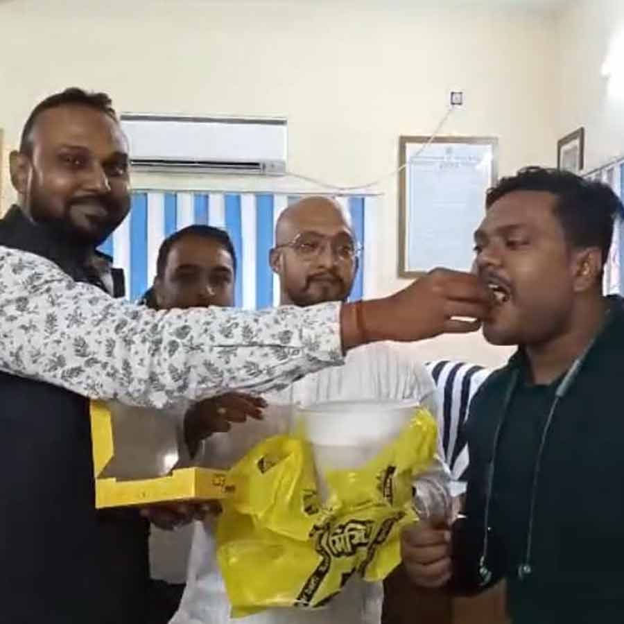 হাই কোর্টের রায়ের পর প্রাথমিক শিক্ষকদের মিষ্টিমুখ। বুধবার হুগলিতে।